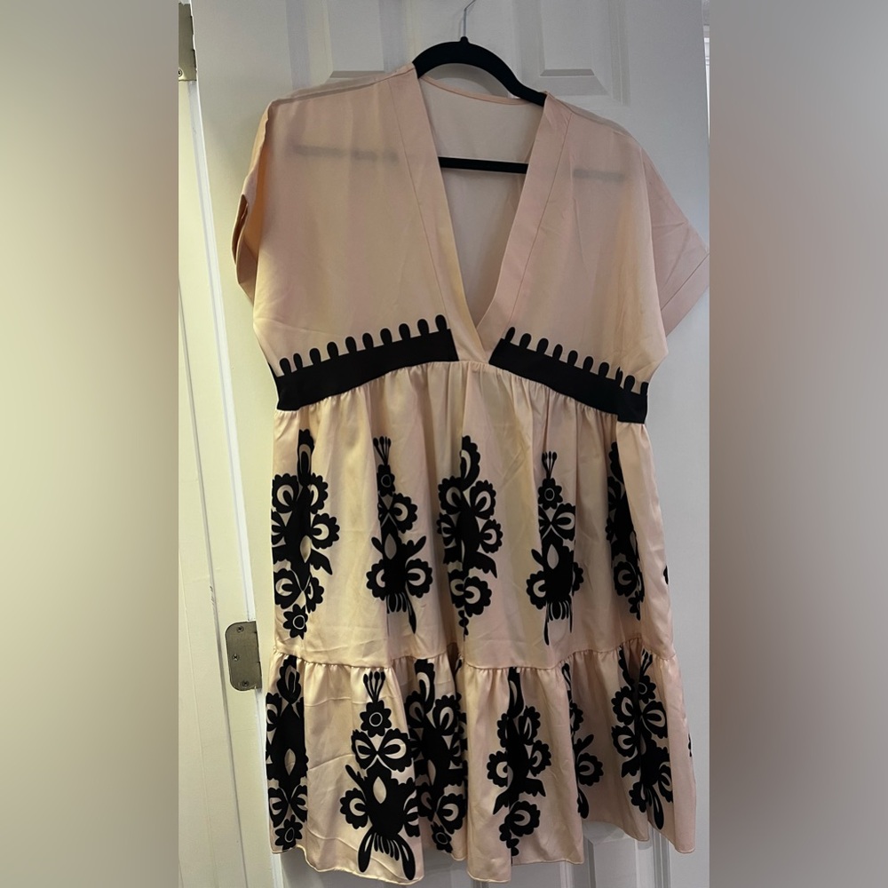 Elegant Black and White Patterned Dress - Picture 2 of 7